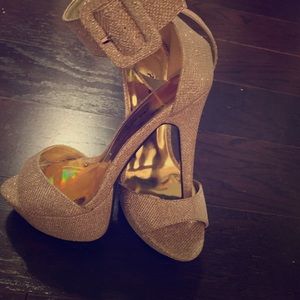 Sparkling gold platform sandal 🔥❤️ size 9